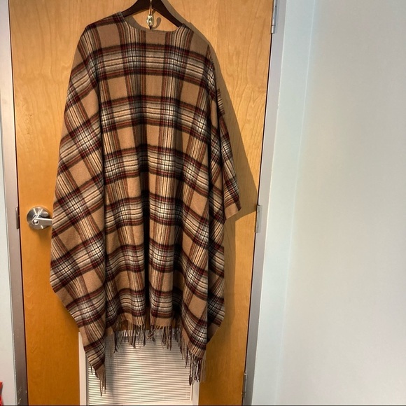 EDINBURGH 100% Lambswool Plaid Pattern Fringe Large Cape - Picture 5 of 5